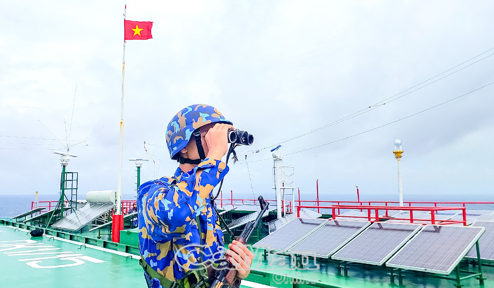 Chiến sĩ trực quan sát trên Nhà giàn DK1, kiên trì bám trụ giữa thời tiết khắc nghiệt, góp phần giữ vững chủ quyền và an ninh vùng biển thềm lục địa phía Nam.