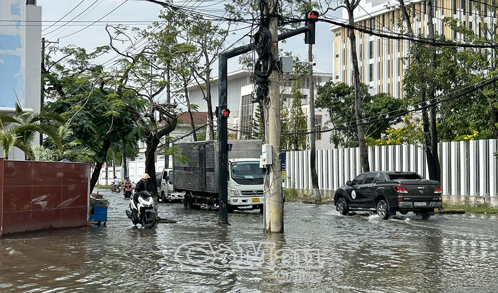 Nhiều tuyến đường trung tâm nội ô của tỉnh thường xuyên bị ngập khi có mưa và triều cường, ảnh hưởng nghiêm trọng đến hạ tầng, đi lại và sinh hoạt của người dân. (Ảnh chụp tại ngã tư giao nhau giữa đường Trần Hưng Đạo và Phan Ngọc Hiển ngày 9/12/2025).