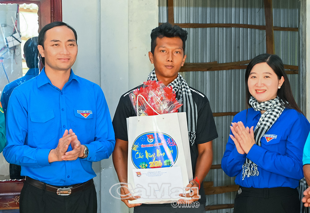 Bí thư Tỉnh đoàn Cà Mau Phạm Tuấn Tài thăm và tặng quà thanh niên trước khi lên đường nhập ngũ tại xã Trí Phải.