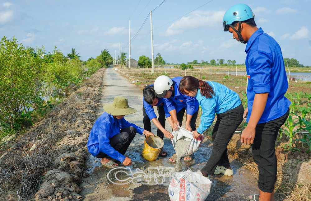 Ðoàn viên, thanh niên xã Trí Phải tham gia vá đường, xây dựng lộ nông thôn.