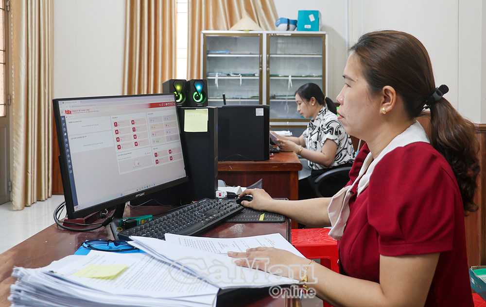 Ðồng chí Lâm Phương Thuý, Ban Xây dựng Ðảng, Ðảng uỷ xã Thanh Tùng, sử dụng Hệ thống thông tin điều hành tác nghiệp các cơ quan  đảng, ngày 24/3/2026.