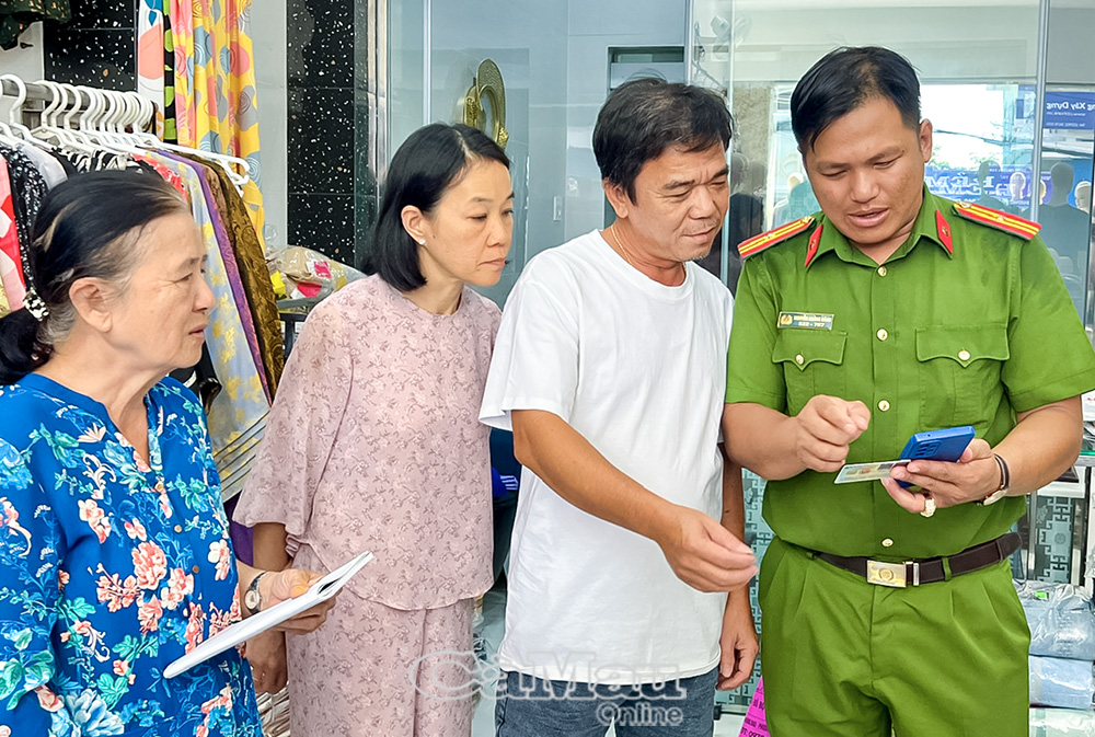 Tổ công nghệ số cộng đồng trên địa bàn phường Tân Thành tuyên truyền, hỗ trợ người dân cài đặt các nền tảng số thiết yếu trong kinh doanh, tra cứu dịch vụ công trực tuyến.