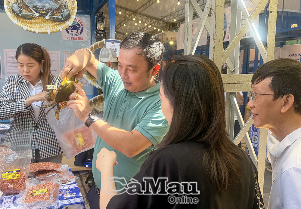 Cua Cà Mau được gắn mã QR truy xuất nguồn gốc, mang lại niềm tin cho người tiêu dùng.