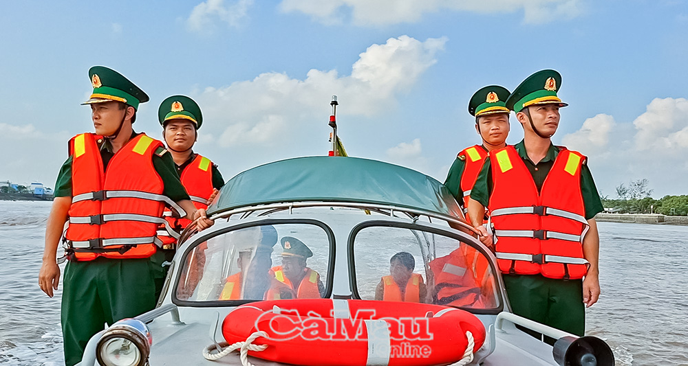 Cán bộ, chiến sĩ Ðồn Biên phòng Gành Hào tuần tra ở cửa biển Gành Hào.