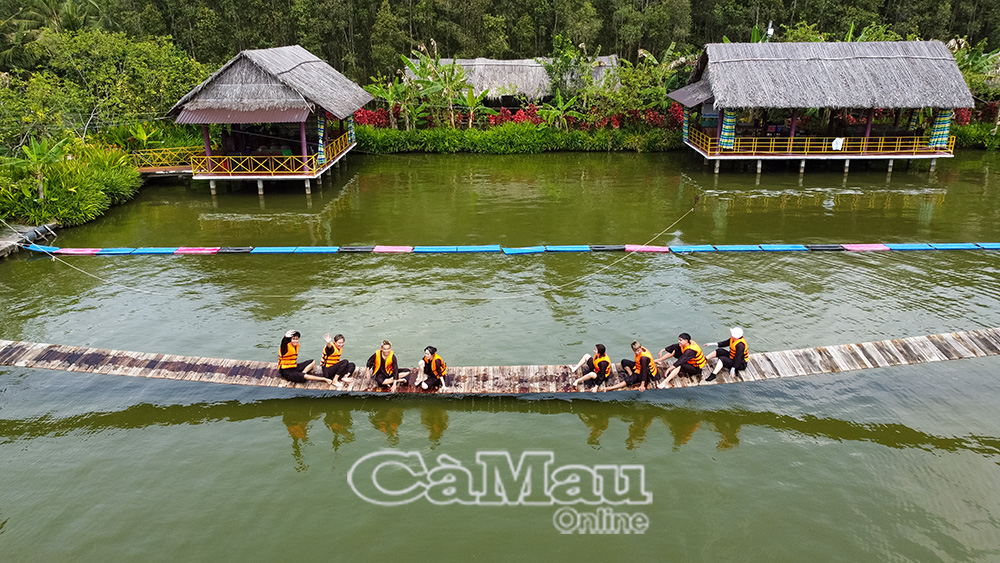 Du khách trải nghiệm không gian xanh tại Khu du lịch Hương Tràm – đơn vị được công nhận OCOP du lịch duy nhất của tỉnh.