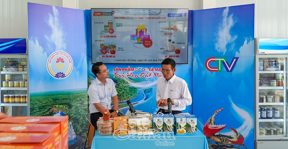 Không dừng lại ở việc livestream trên nền tảng cá nhân OCOP Cà Mau xuất hiện trên “sóng livestream” của Báo và phát thanh, truyền hình Cà Mau.