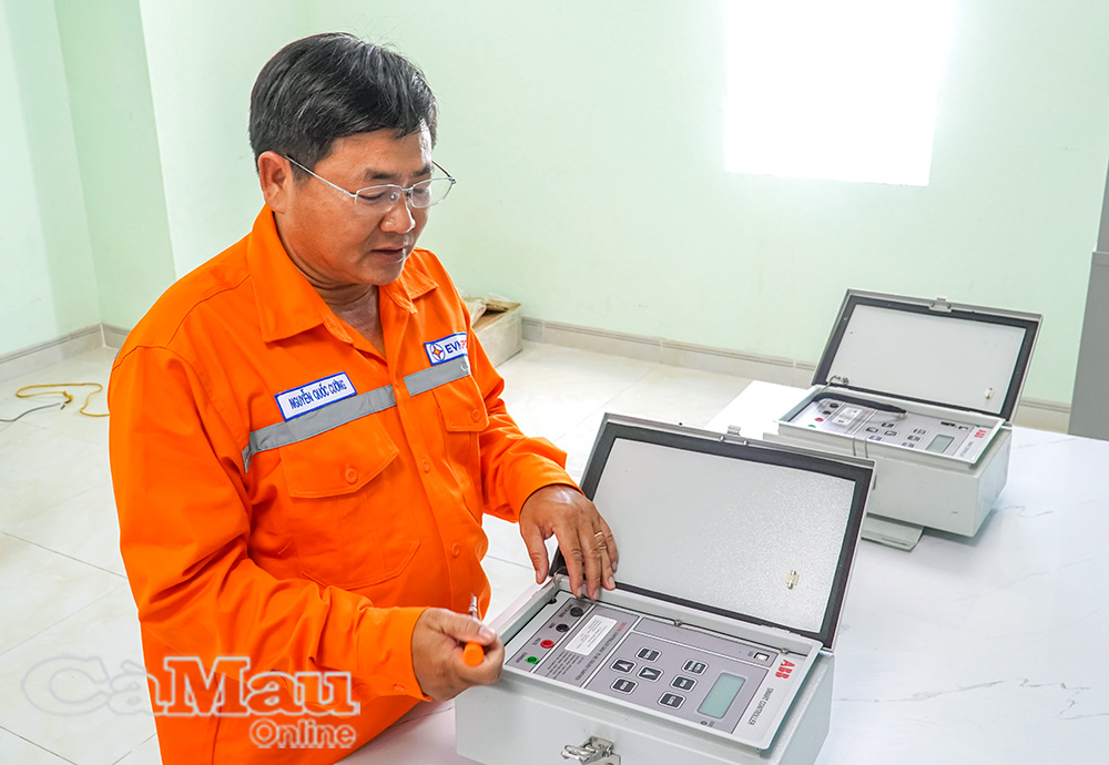 Ông Nguyễn Quốc Cường, Đội Quản lý Điện Bạc Liêu, Công ty Điện lực Cà Mau, chia sẻ Giải pháp “Cải tạo tủ tụ bù trung áp không giao thức đưa vào điều khiển xa trên hệ thống scada”.