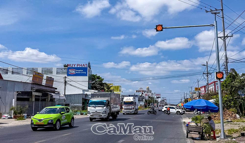 Việc lắp đặt biển báo và đèn tín hiệu cảnh báo giao thông tại các vị trí nguy hiểm giúp giảm thiểu va chạm giao thông.