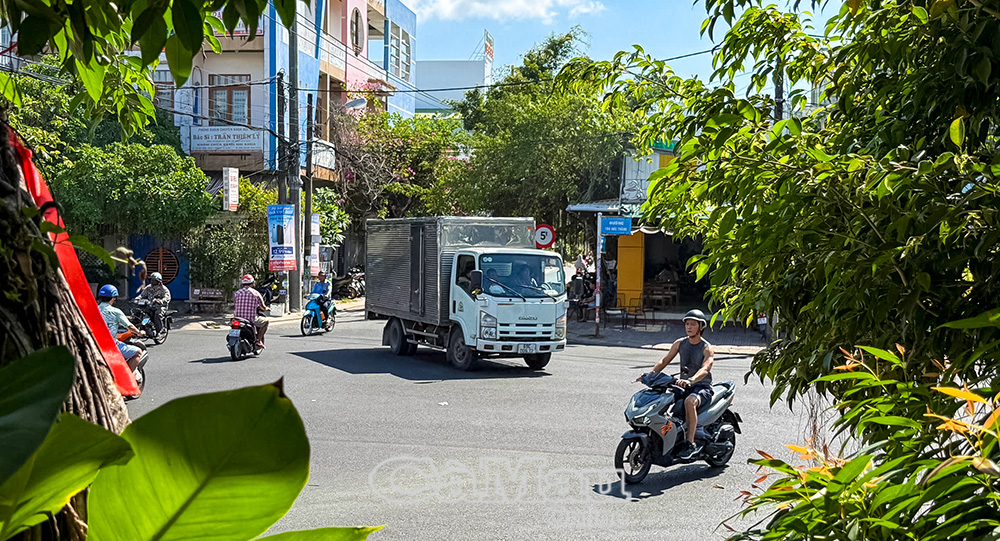 Giao lộ Ngô Gia Tự - Tôn Ðức Thắng tiềm ẩn nguy cơ mất an toàn giao thông cao.