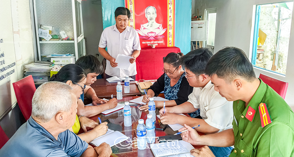 Tổ hòa giải của khóm 3, phường Vĩnh Trạch, tỉnh Cà Mau họp thông qua các nội dung chuẩn bị cho buổi hòa giải tới của khóm.