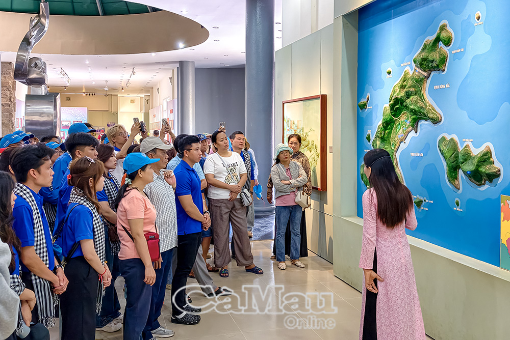 Lắng nghe thuyết minh, tìm hiểu về lịch sử, địa danh tại Bảo tàng Côn Đảo.