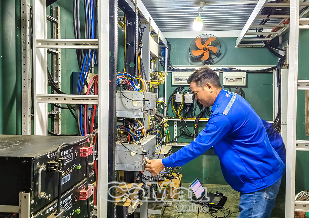 Ông Đoàn Hoàng Nghiệm (Trung tâm Hạ tầng, VNPT Cà Mau) thực hiện công tác duy tu tại trạm phát sóng đảo Hòn Khoai.