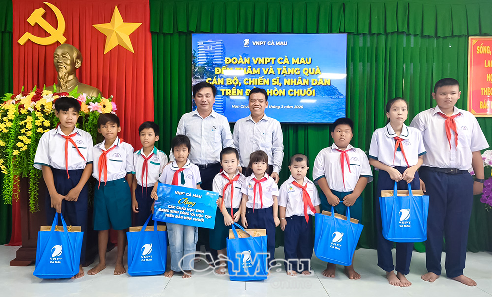 Đoàn hỗ trợ 11 suất quà cho học sinh lớp học tình thương đảo Hòn Chuối.