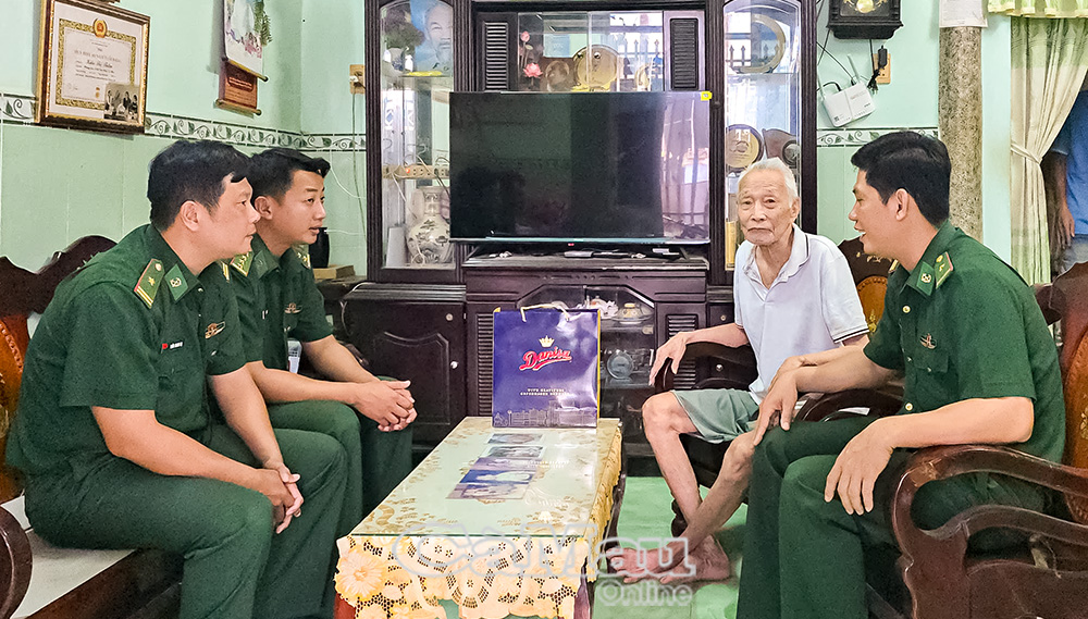 Cán bộ chiến sĩ Ðồn Biên phòng Nhà Mát thăm hỏi sức khoẻ Anh hùng Lực lượng vũ trang nhân dân Huỳnh Hữu Trí, phường Bạc Liêu.