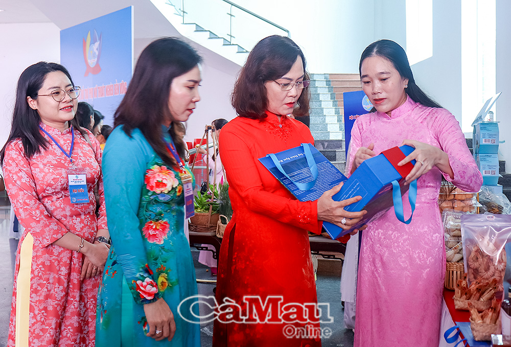 Chị Trần Thị Xa (bìa phải) giới thiệu sản phẩm của HTX tại Ðại hội Ðại biểu Phụ nữ tỉnh Cà Mau lần thứ I, nhiệm kỳ 2025-2030.