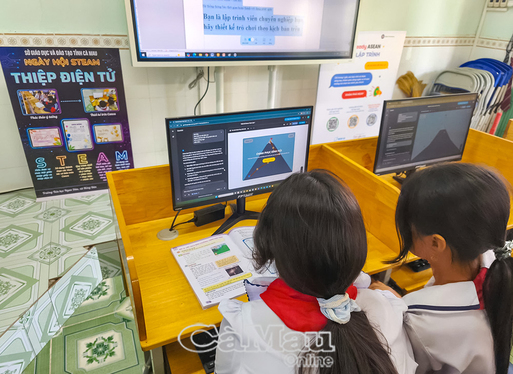 Học sinh thảo luận về bài học AI tại lớp.