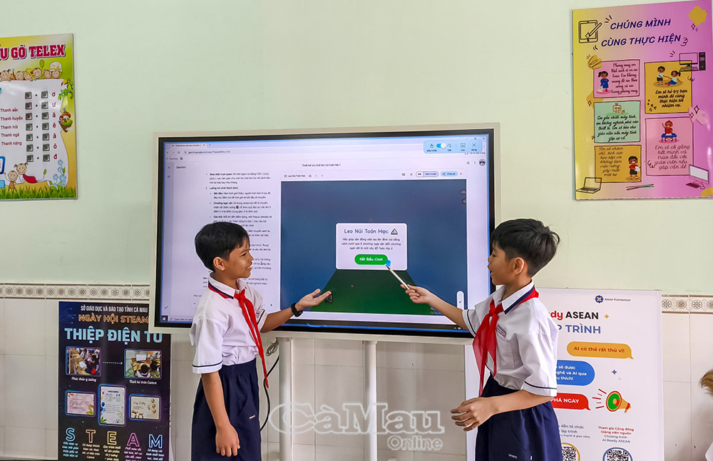 Học sinh Trường Tiểu học Ngan Dừa thuyết trình về AI.