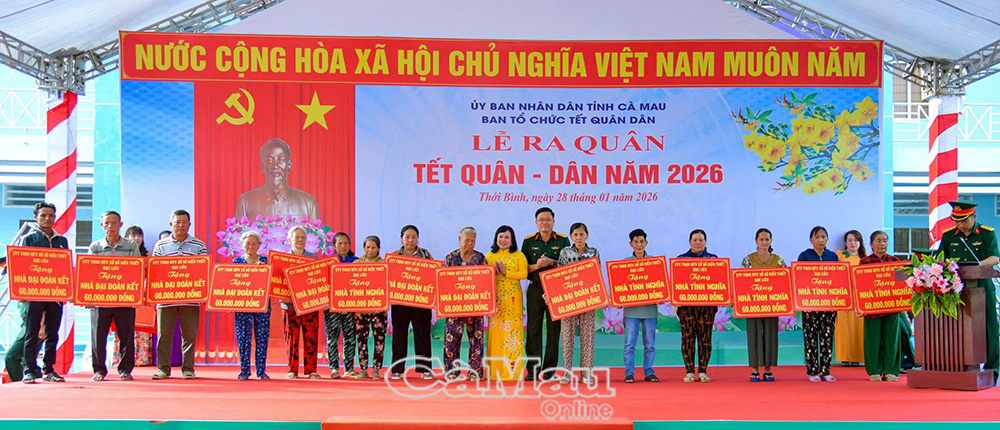 Ðại tá Võ Thành Lê, Chính uỷ Bộ CHQS tỉnh, trao tượng trưng hỗ trợ nhà cho người có công, hộ nghèo nhân dịp Tết quân - dân 2026. Ảnh: Văn Ðông.