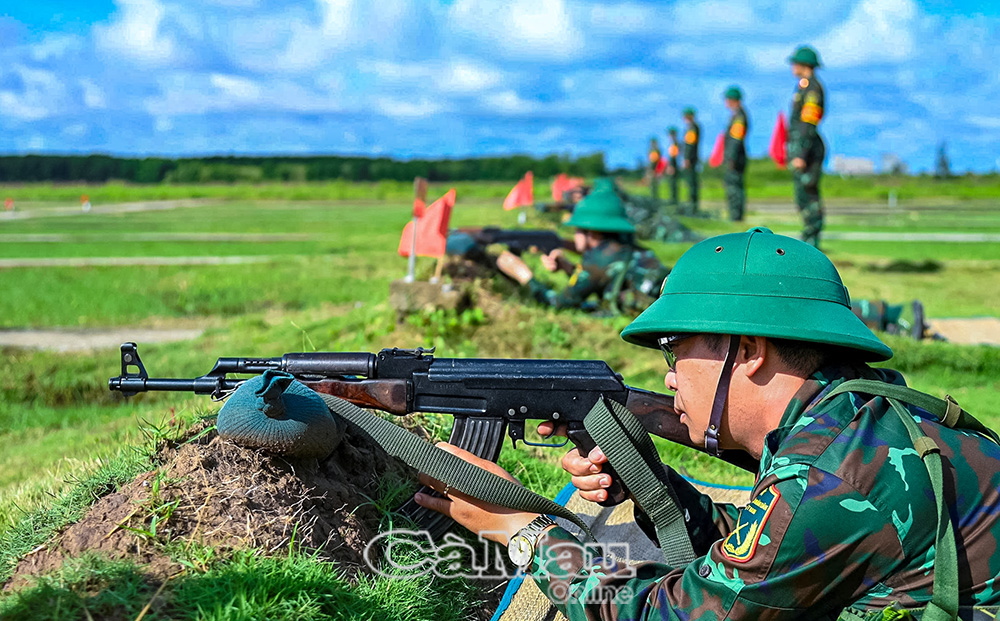 Ðảng bộ Quân sự tỉnh tập trung lãnh đạo nâng cao chất lượng huấn luyện. (Trong ảnh: Kiểm tra bắn đạn thật đối với cán bộ, chiến sĩ LLVT tỉnh). Ảnh: Văn Ðông.
