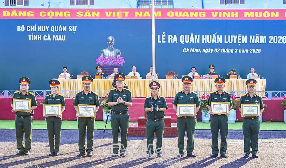Thiếu tướng Nguyễn Văn Hùng, Chỉ huy trưởng Bộ CHQS tỉnh cùng Đại tá Võ Thành Lê, Chính uỷ Bộ CHQS tỉnh, trao khen thưởng cho các đơn vị hoàn thành xuất sắc nhiệm vụ huấn luyện. Ảnh: Văn Ðông.