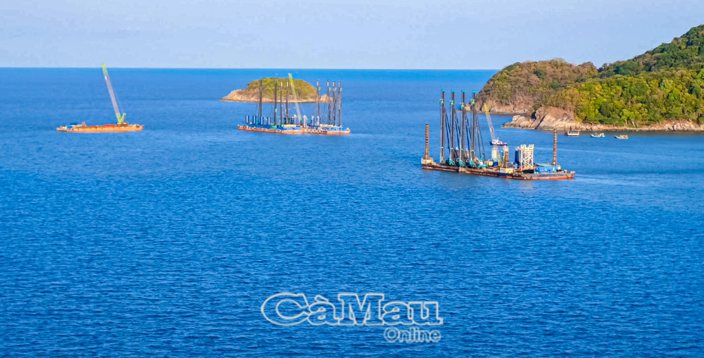 Công trình xây dựng Cảng tổng hợp lưỡng dụng Hòn Khoai (ấp Rạch Thọ, xã Ðất Mũi). (Ảnh chụp ngày 17/4/2026). Ảnh: TIẾN LUẬN