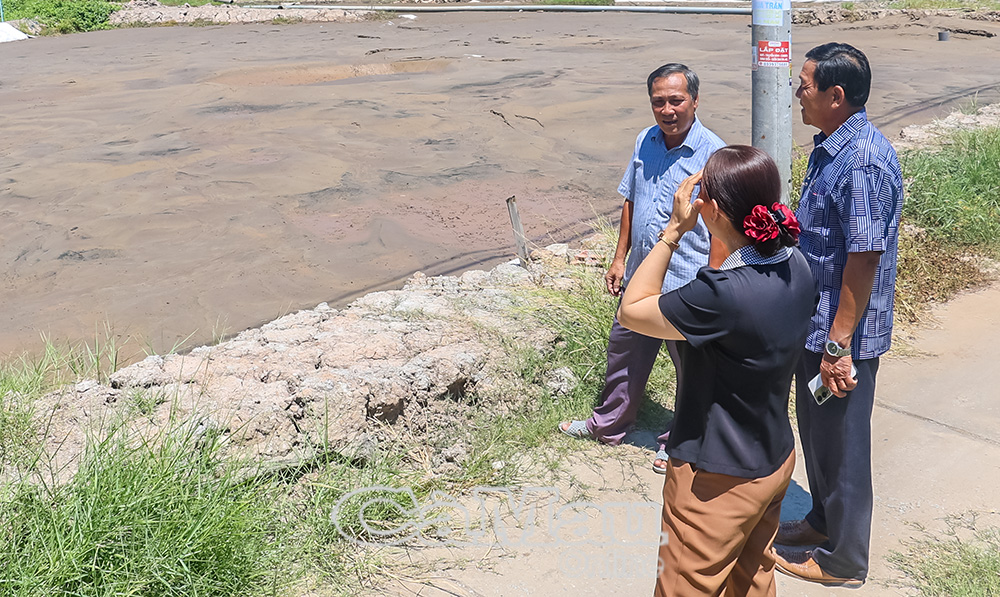 Bàn giao gần 7.900 m2 đất cho dự án cao tốc, ông Huỳnh Văn Khoa (bìa trái) tin tưởng công trình sẽ mở ra vận hội mới cho vùng đất Mũi.