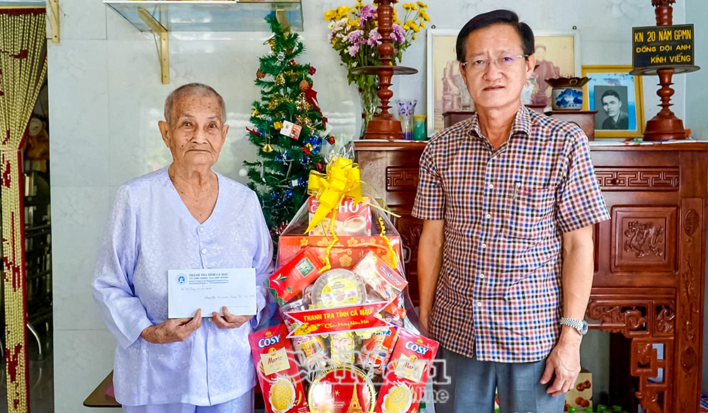 Ông Nguyễn Thanh Toản, Phó Chánh Thanh tra tỉnh Cà Mau (đơn vị phụng dưỡng mẹ Phạm Thị Liên), đến thăm hỏi, động viên và gửi lời chúc Tết đến Mẹ VNAH Phạm Thị Liên, thể hiện sự tri ân sâu sắc đối với những cống hiến, hy sinh to lớn của mẹ đối với Tổ quốc. Ảnh: NHƯ HUỲNH