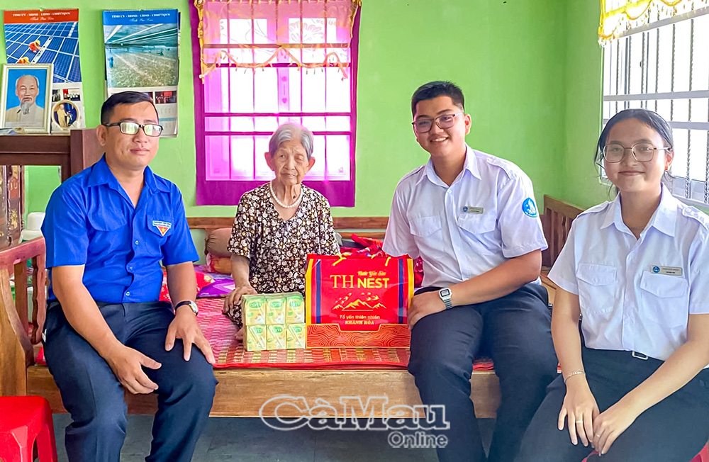 Đoàn Thanh niên xã Phước Long đến thăm hỏi sức khoẻ và trao tặng quà Mẹ VNAH Nguyễn Thị Thu Ba, nhân dịp kỷ niệm 30/4, thể hiện tình cảm tri ân sâu sắc của thế hệ trẻ đối với những hy sinh to lớn của mẹ trong sự nghiệp đấu tranh giải phóng dân tộc.