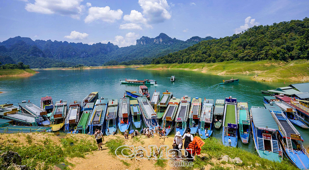 Bến thuyền đưa du khách lên Thác Mơ.