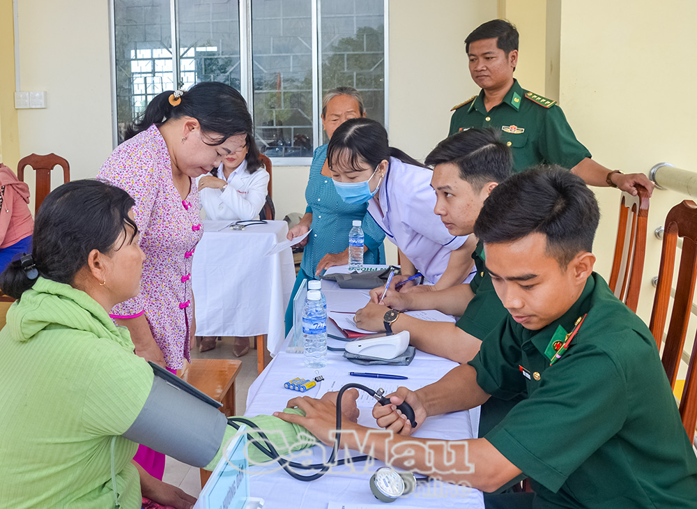 Người dân xã U Minh được khám bệnh, cấp thuốc miễn phí và nhận quà  tại Ngày hội Biên phòng toàn dân.