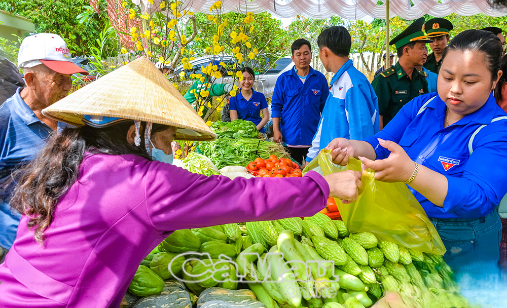 Người dân xã U Minh được khám bệnh, cấp thuốc miễn phí và nhận quà  tại Ngày hội Biên phòng toàn dân.