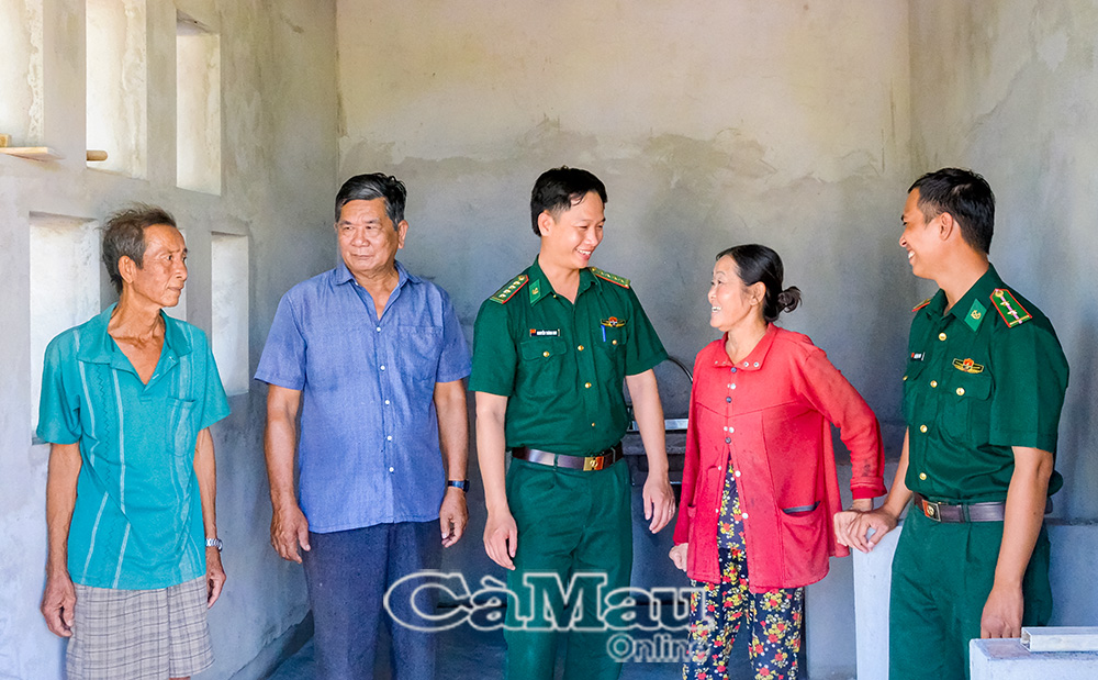 Vợ chồng bà Nguyễn Thị Lệ (ấp Cống Đá, xã Phú Tân) hạnh phúc khi được hỗ trợ xây dựng ngôi nhà kiên cố ở tuổi 60