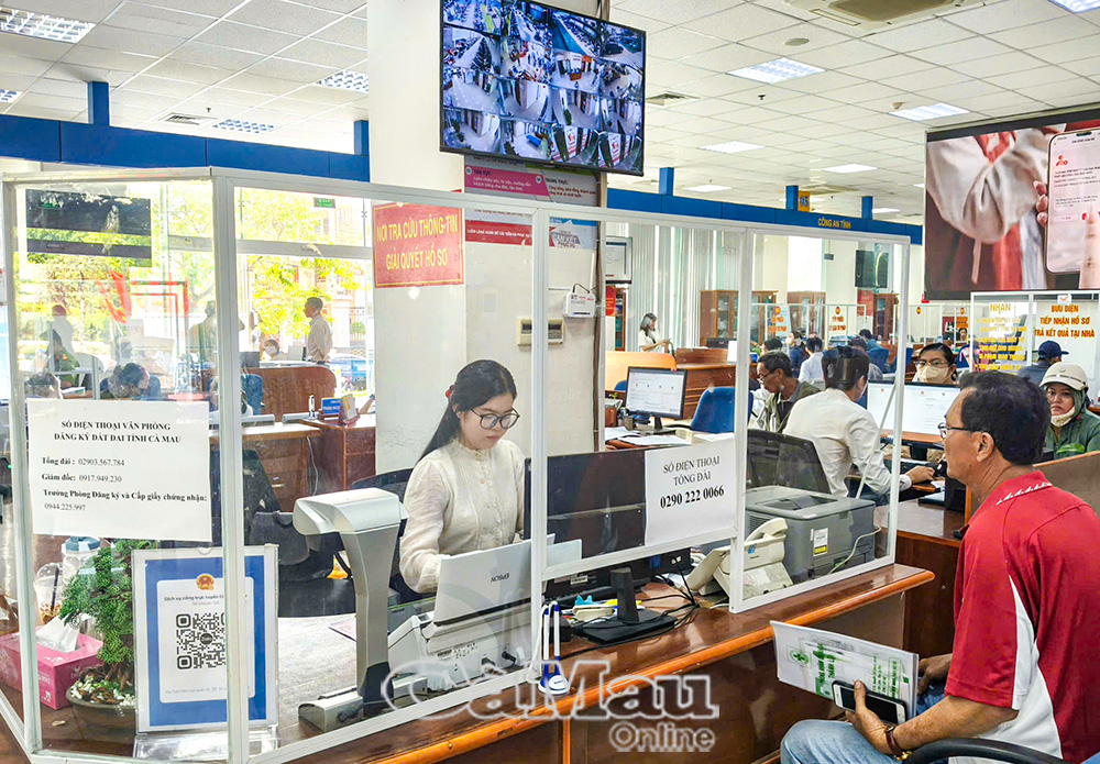 Người dân tra cứu thông tin giải quyết hồ sơ tại Trung tâm Phục vụ hành chính công tỉnh Cà Mau.