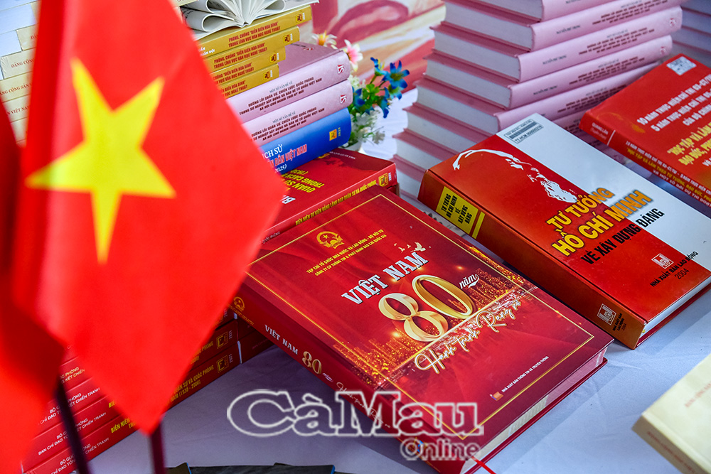 Các đầu sách được trưng bày, giới thiệu cho cán bộ, chiến sĩ Vùng 5 Hải quân tại buổi trưng bày “Sách - Tri thức - Khát vọng phát triển đất nước”.
