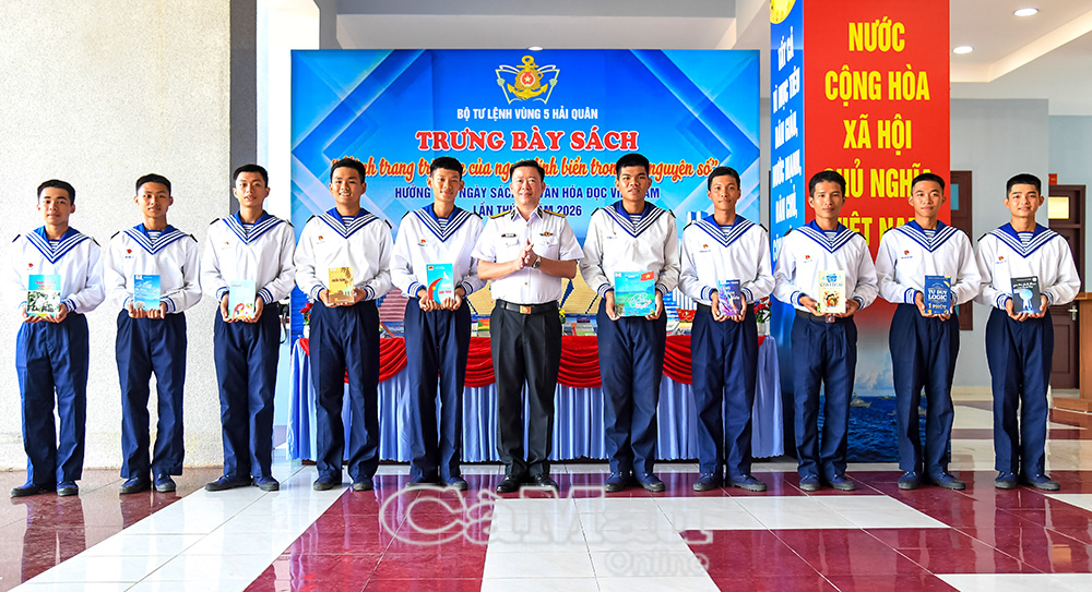 Ðại tá Hoàng Quốc Hoàn, Phó Chính uỷ Bộ Tư lệnh Vùng 5 Hải quân tặng sách các chiến sĩ tại buổi trưng bày sách “Hành trang tri thức của người lính trong kỷ nguyên số”.