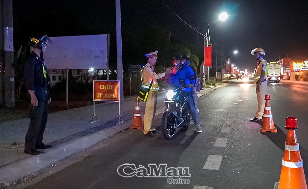 Lực lượng CSGT thường xuyên ra quân kiểm tra nồng độ cồn trên các tuyến đường trọng điểm, nhất là vào ban đêm.