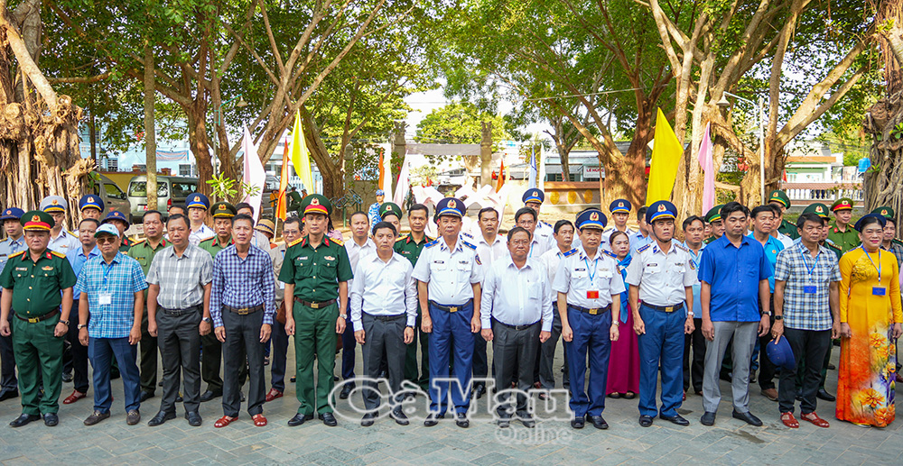 Ðoàn công tác thành kính dâng hương, viếng Ðền Thổ Châu.