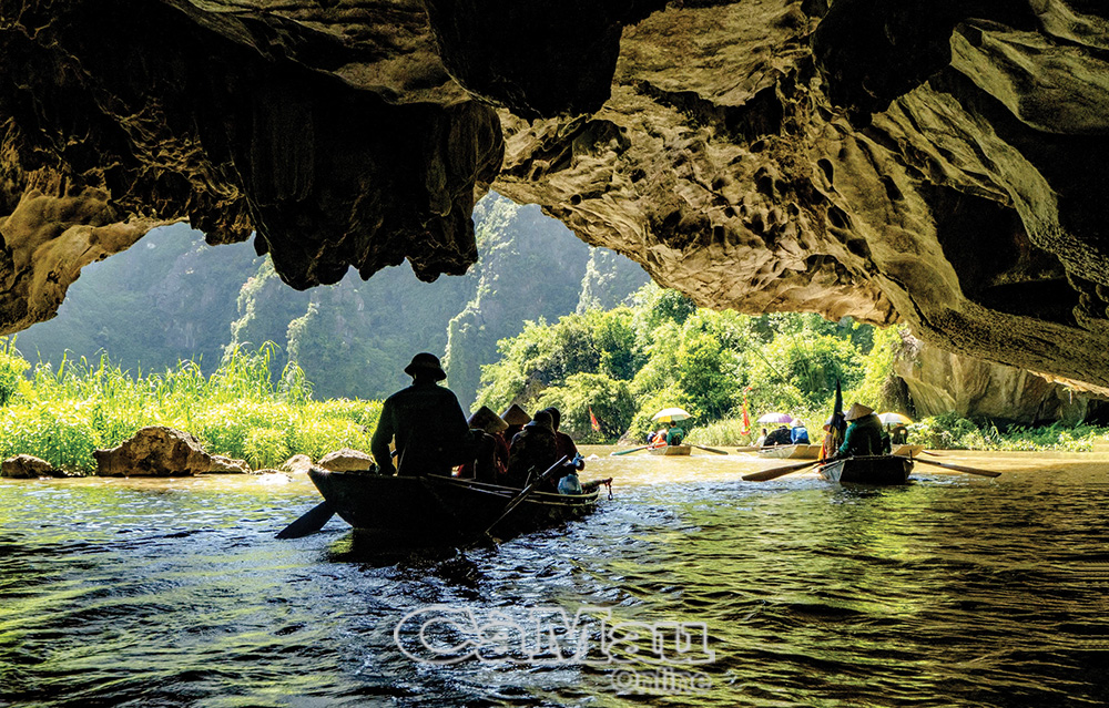 Xuyên Thuỷ Ðộng nằm sâu trong khu vực Bích Ðộng với vòm đá tự nhiên, mang đến vẻ đẹp kỳ ảo, hữu tình.