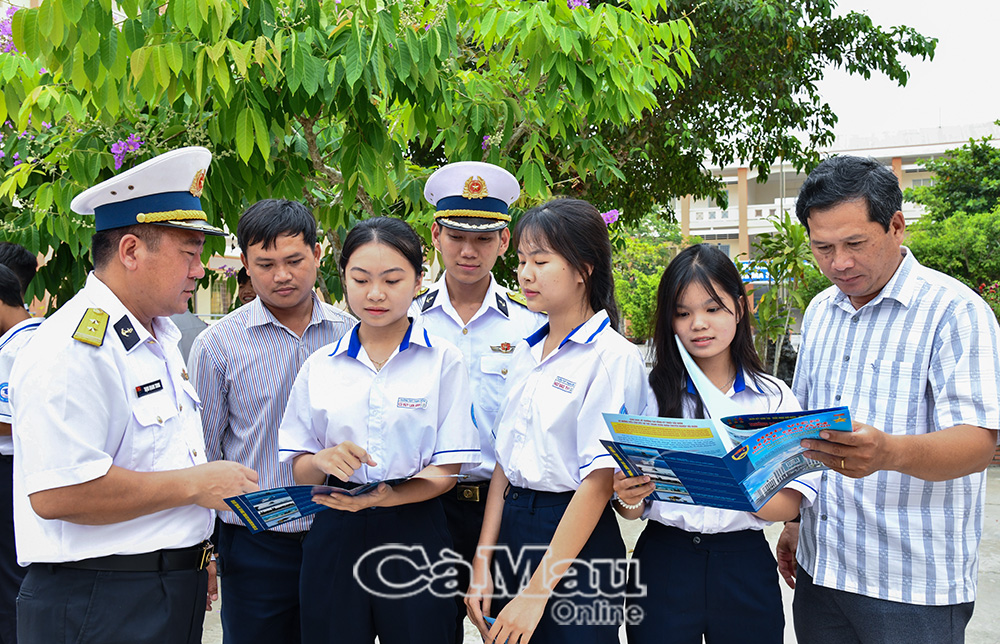 Báo cáo viên Vùng 5 Hải quân hướng dẫn quy trình tuyển sinh vào các trường hải quân cho học sinh Trường THPT Thạnh Ðông, tỉnh An Giang.