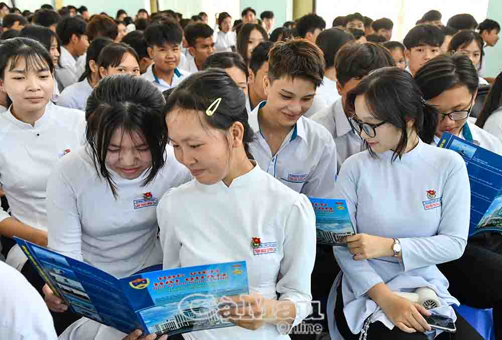 Học sinh Trường THPT Gò Quao tìm hiểu thông tin tuyển sinh vào các trường thuộc quân chủng hải quân.