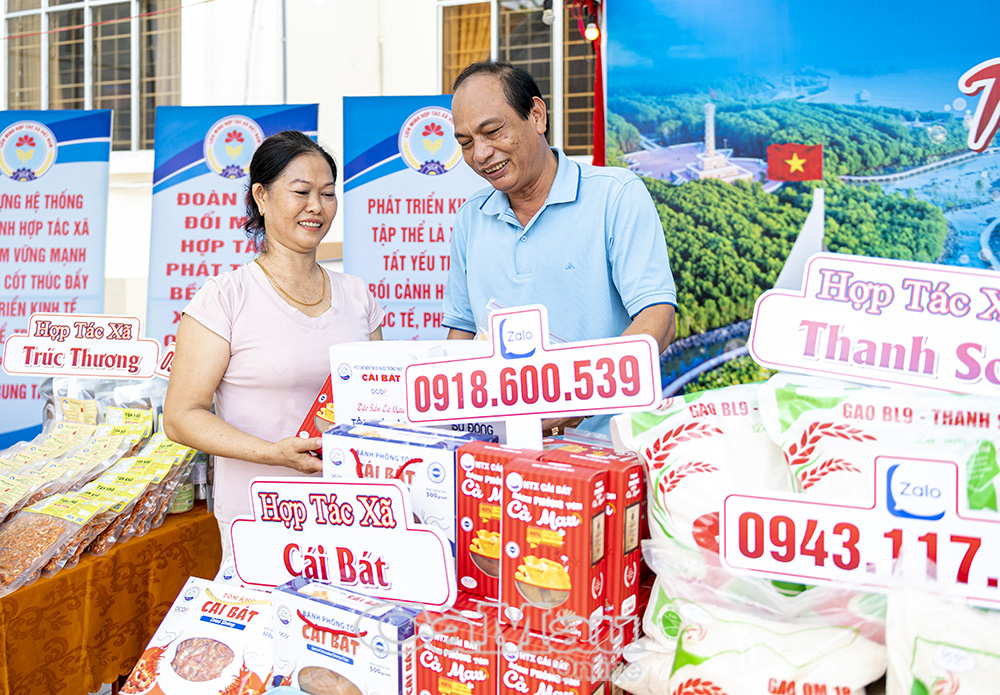 Ông Nguyễn Văn Vũ tham quan trưng bày các sản phẩm OCOP.