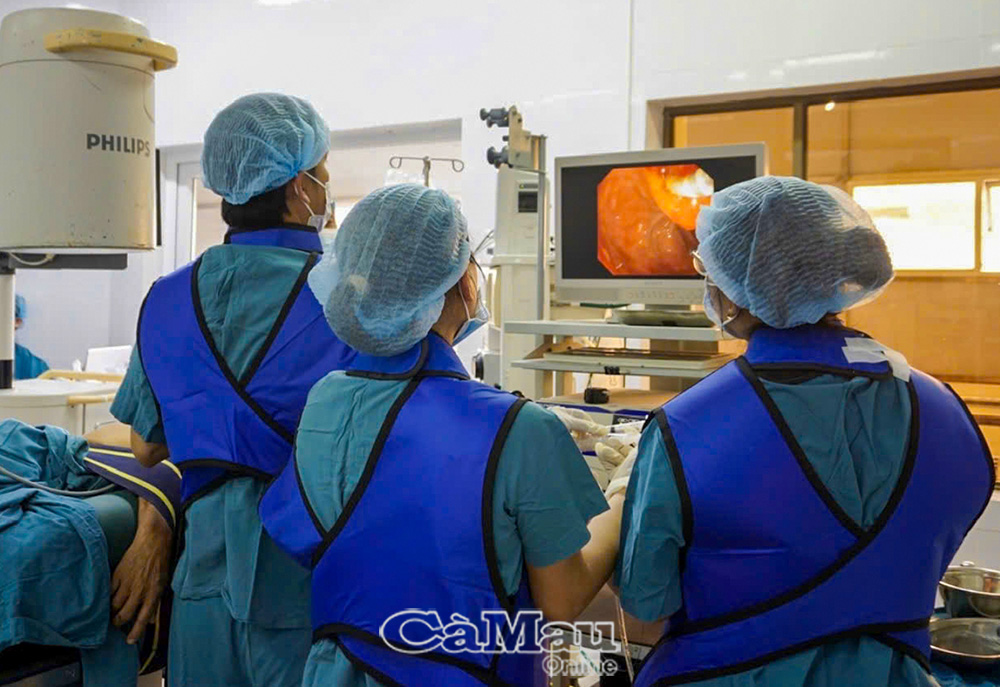 Đội ngũ y, bác sĩ đang triển khai kỹ thuật nội soi mật tuỵ ngược dòng (ERCP), một kỹ thuật tiên tiến giúp điều trị hiệu quả các bệnh lý đường mật, túi mật và tuỵ mà không cần phẫu thuật mở lớn.