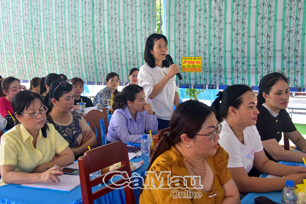 Cán bộ quản lý, tổ trưởng chuyên môn, giáo viên cốt cán và giáo viên trực tiếp can thiệp trẻ khuyết tật của 17 trường mầm non, mẫu giáo chia sẻ kinh nghiệm giáo dục hoà nhập trẻ khuyết tật.