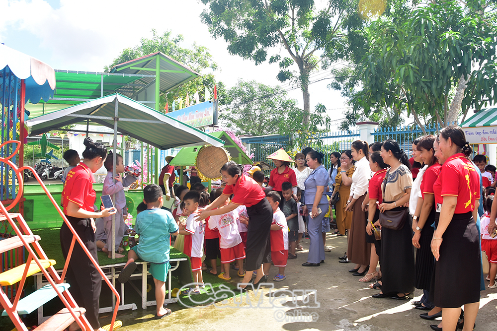 Giáo viên các trường tham quan cơ sở vật chất, các góc trải nghiệm dành cho trẻ tại Trường Mầm non Tuổi Ngọc.