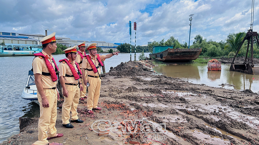Lực lượng Trạm Cảnh sát đường thuỷ Hoà Trung kiểm tra các bến tập kết vật liệu xây dựng.