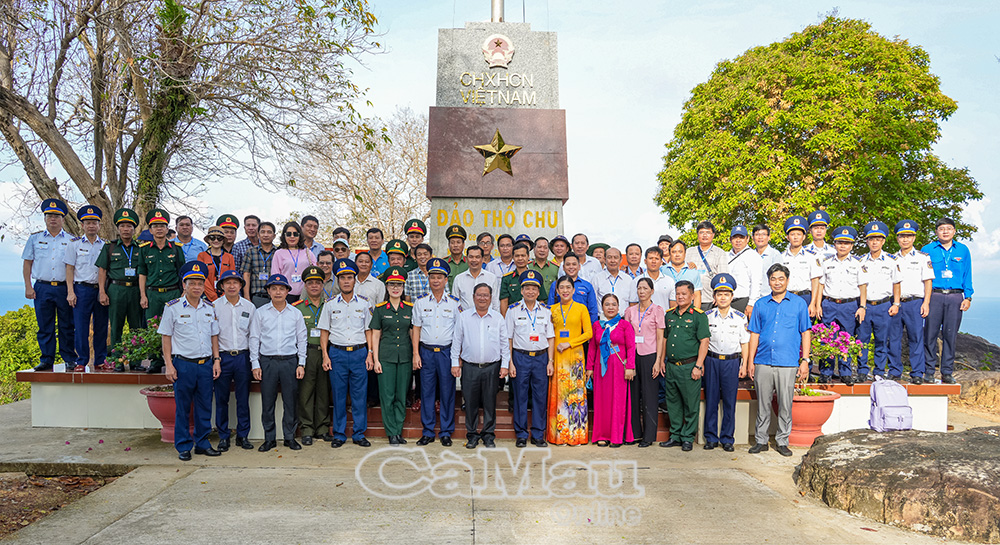 Ðoàn công tác Cảnh sát biển Việt Nam cùng đại biểu các tỉnh: Cà Mau, An Giang và TP Cần Thơ chụp ảnh lưu niệm tại Cột mốc chủ quyền đảo Thổ Chu, ngày 13/5/2026, nhân chuyến khảo sát vùng biển Tây Nam.