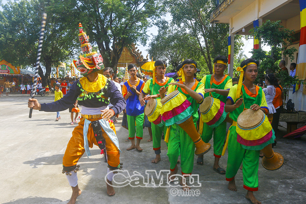 Những lễ hội truyền thống của đồng bào Khmer xã Hưng Hội góp phần tạo điểm nhấn cho cung đường du lịch.