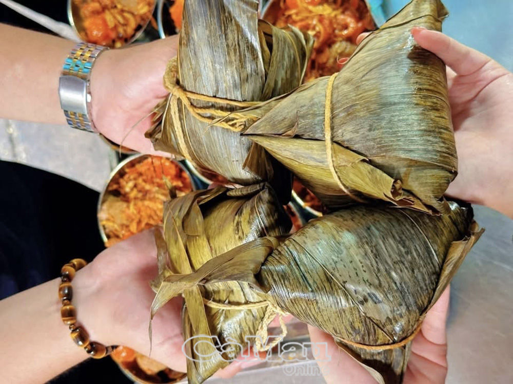 Người gói bánh cũng rất tỉ mỉ để bánh vừa đẹp, vừa thơm ngon.