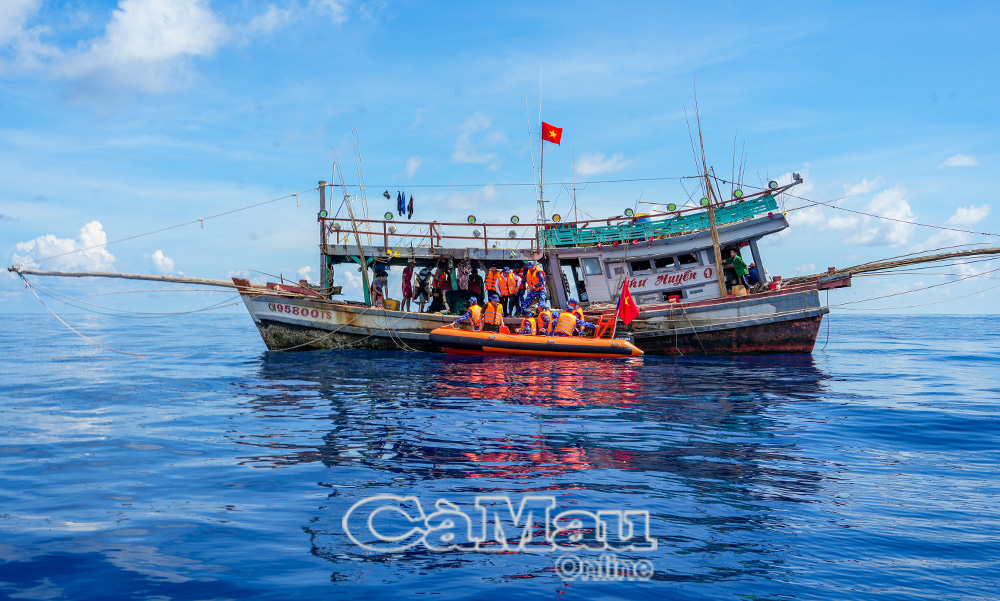 Cờ Tổ quốc tung bay trên tàu cá CM 95800 TS đang hoạt động khai thác hải sản trên vùng biển Tây Nam.