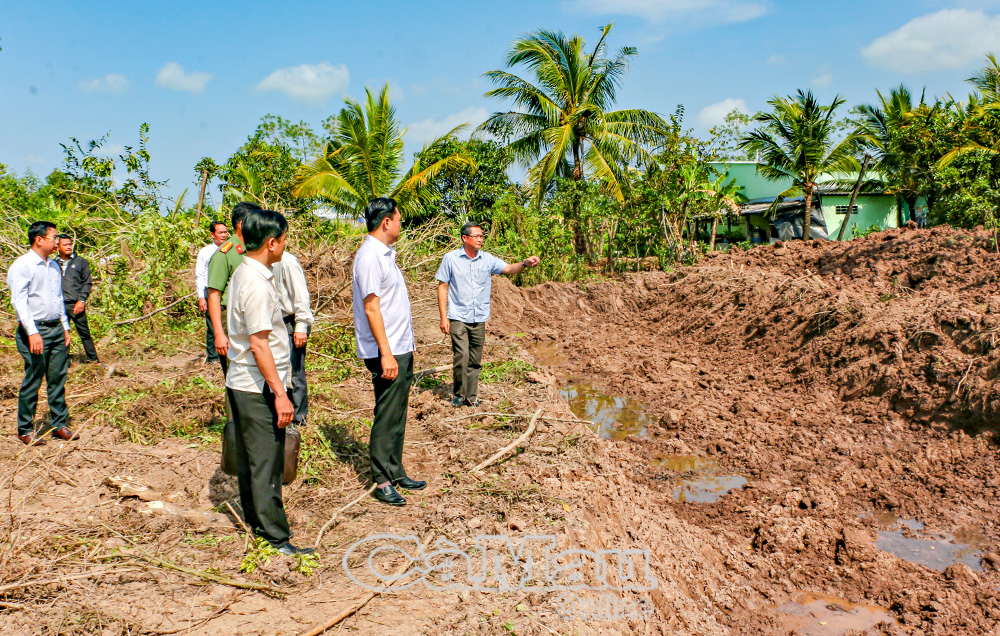 Sau buổi tiếp công dân tại nhà dân, Bí thư Ðảng uỷ phường Vĩnh Trạch cùng các thành viên tiến hành kiểm tra thực địa phần đất của công dân có liên quan tại dự án đường Vành đai ngoài.